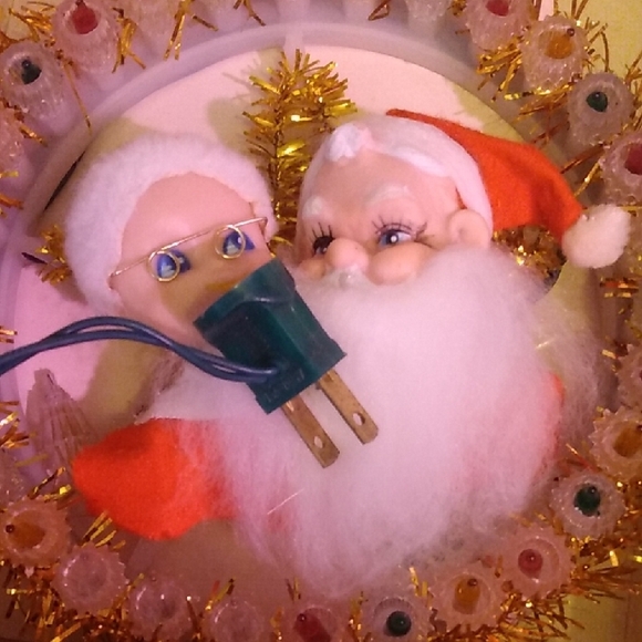 Christmas Plug In Spinning Lights Wreath - Picture 3 of 6